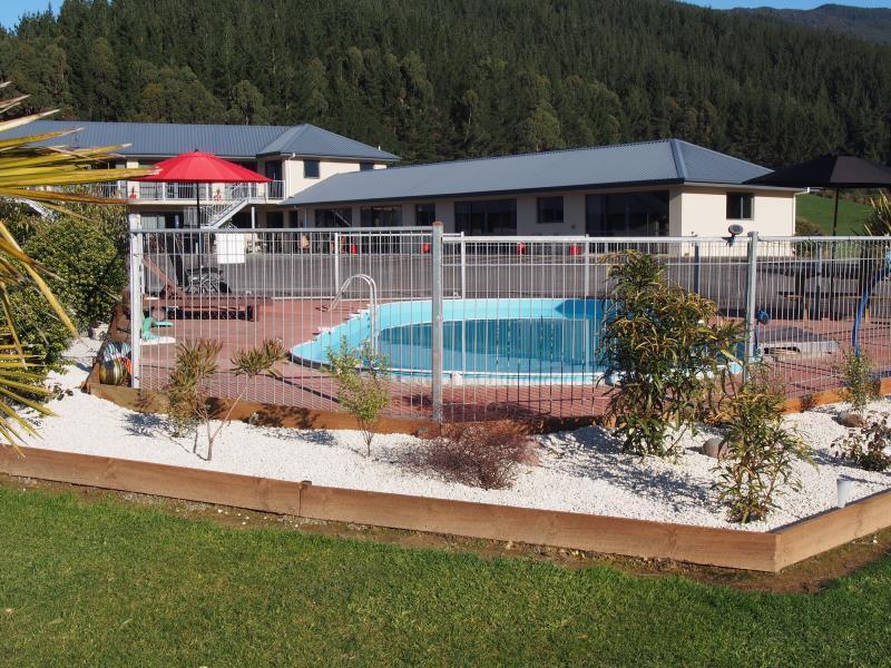Linkwater Motel And Backpackers Exterior photo