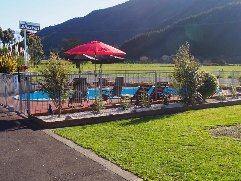 Linkwater Motel And Backpackers Exterior photo