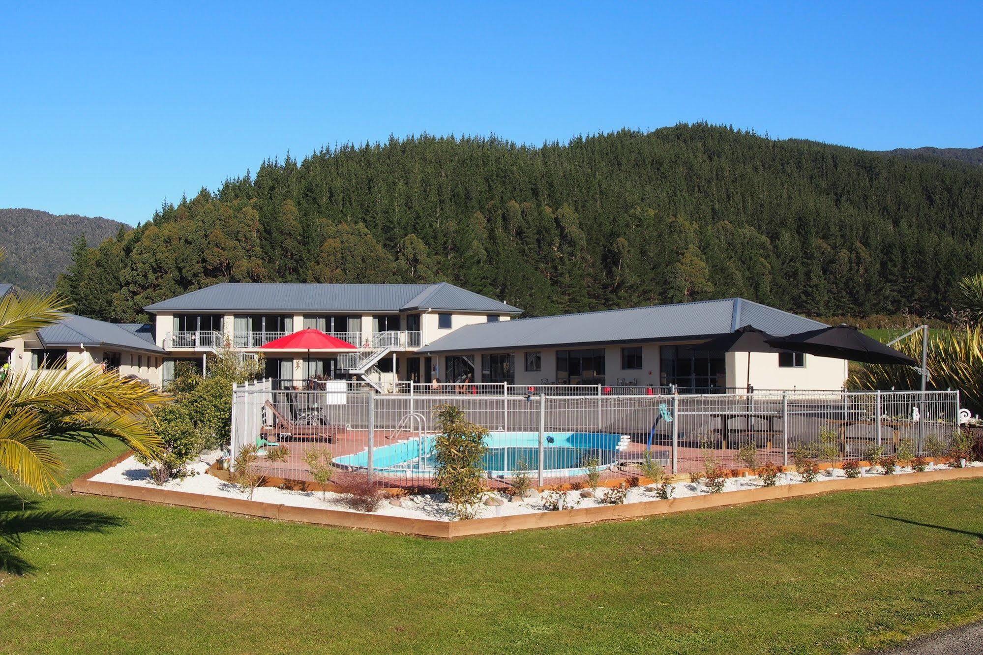 Linkwater Motel And Backpackers Exterior photo