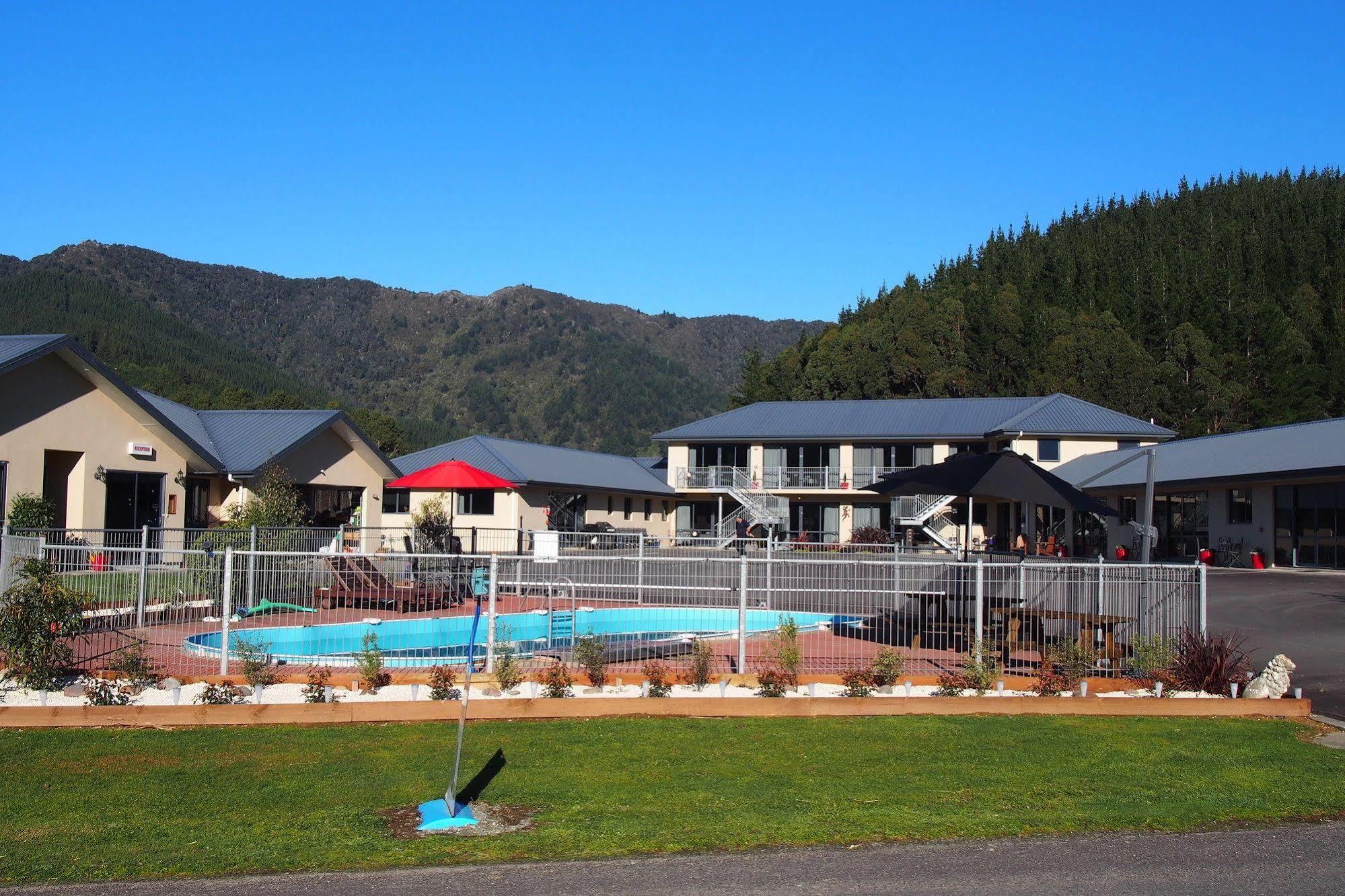 Linkwater Motel And Backpackers Exterior photo