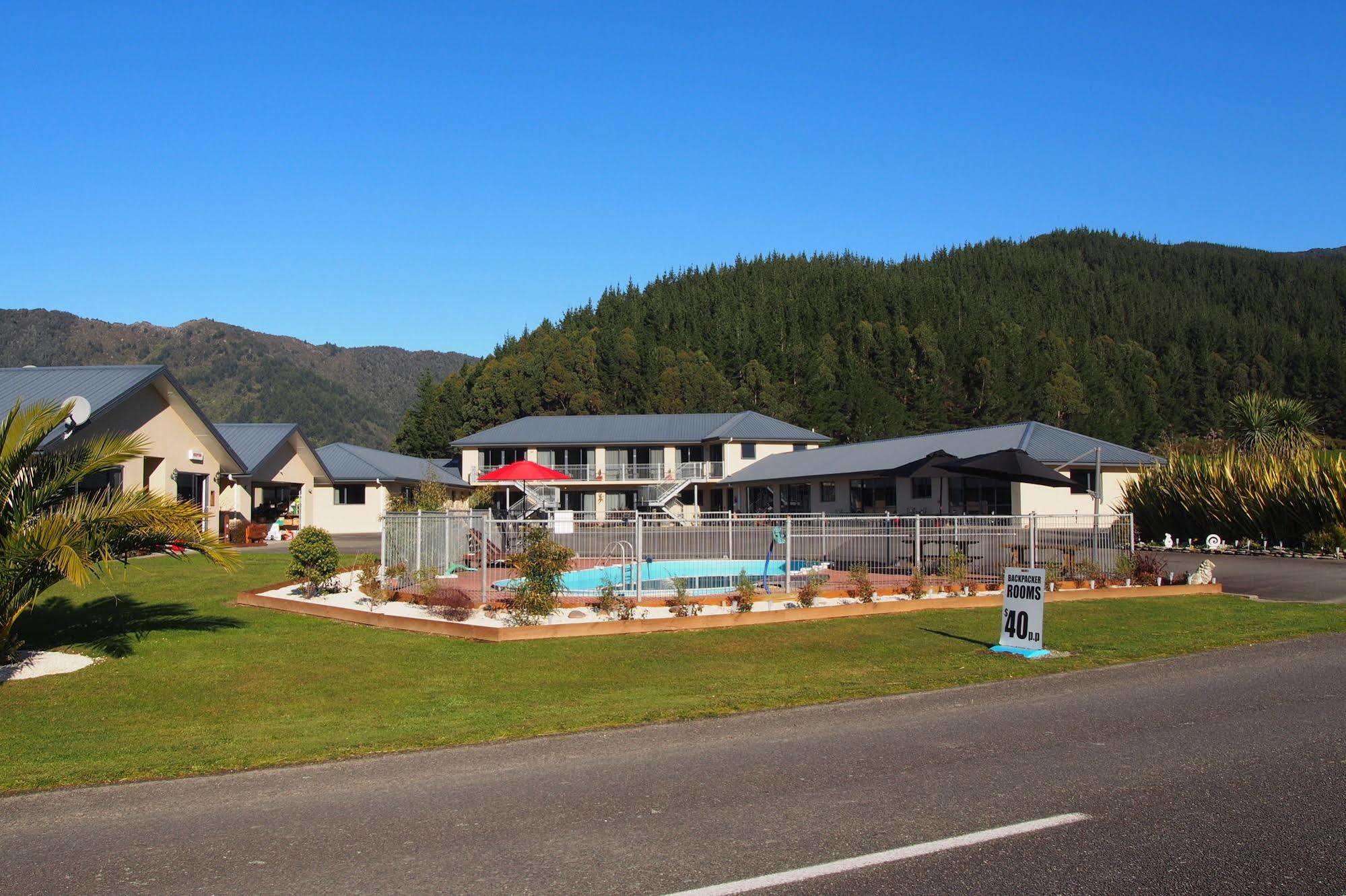 Linkwater Motel And Backpackers Exterior photo
