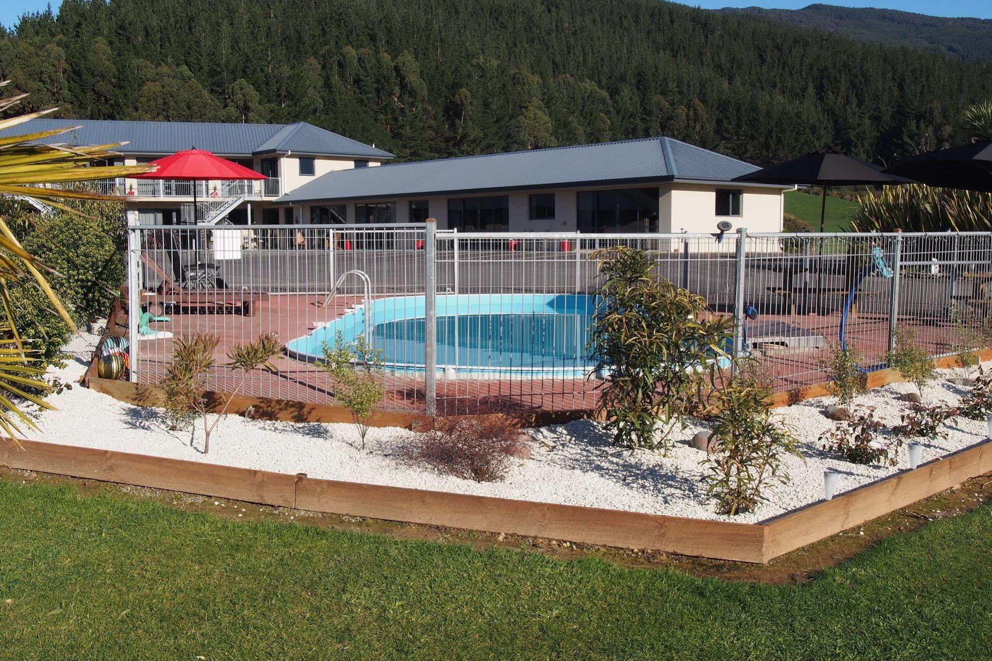 Linkwater Motel And Backpackers Exterior photo